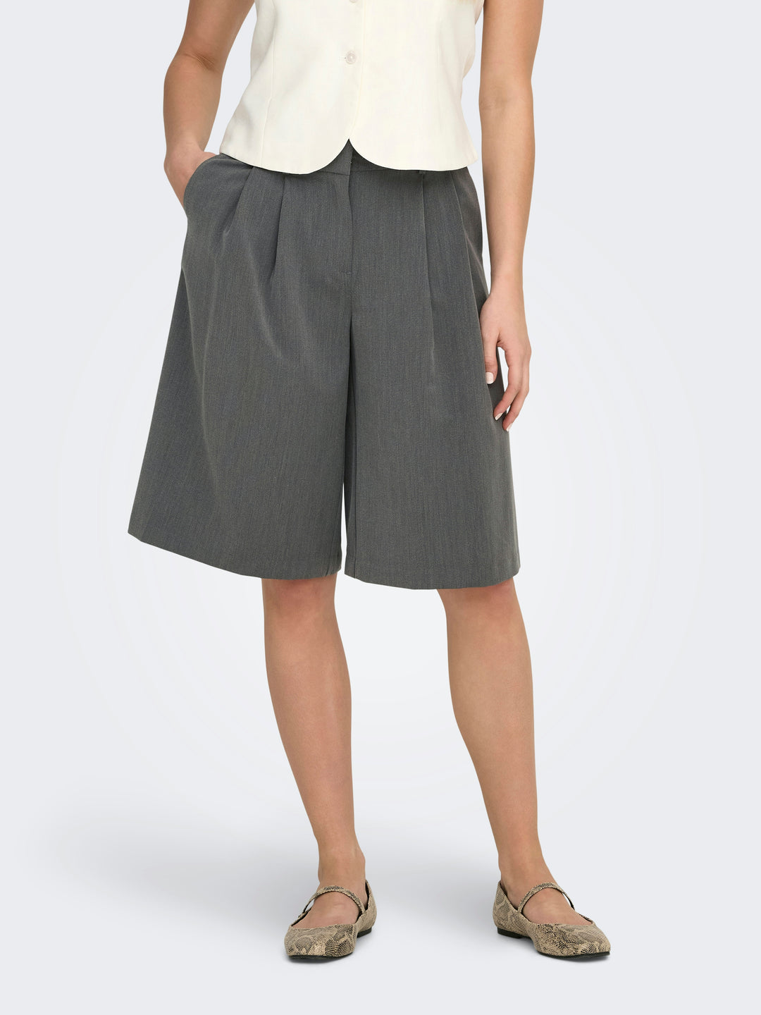 Only ONLNALINA MW BERMUDA SHORTS TLR